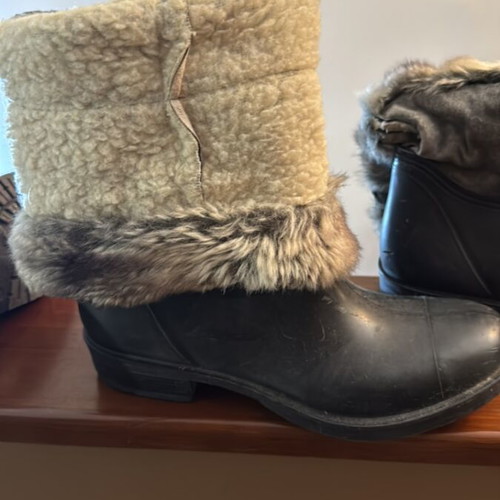A To Z Greek black boots like new, size 40