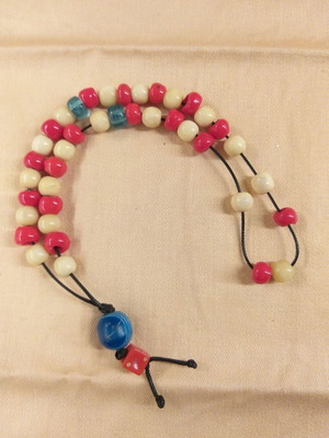 Κομπολόι χειροποίητο ασπροκόκκινο με μπλε πινελιές