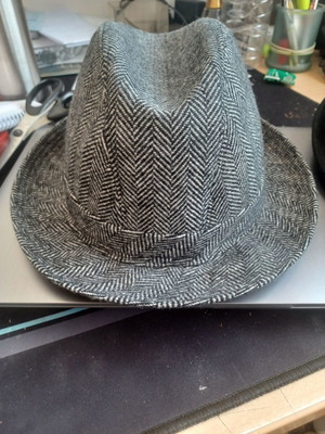 Hat size 57 pil-pol like new