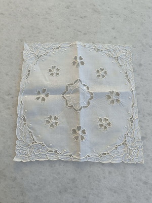 Handmade white cutwork table linen 31×33 cm used, decorative