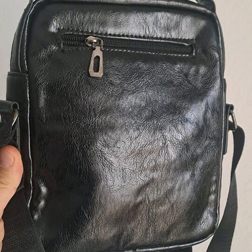 Τσαντάκι ομού μαύρο σε άριστη κατάσταση με λείπει ένα κουμπί