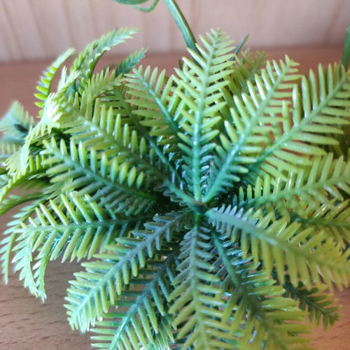 Artificial aquarium plant like new, 14 cm tall with base