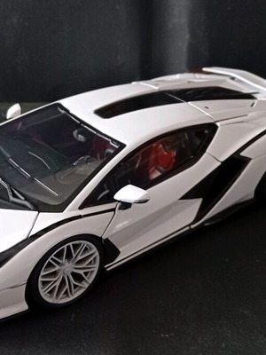 Bburago Lamborghini Sian white 1/18 like new unique