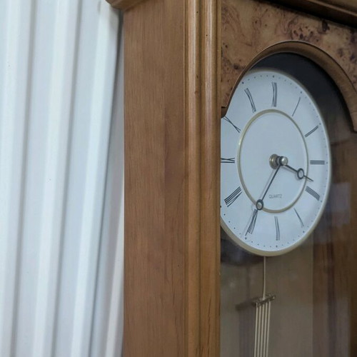 Wall clock like new, dimensions 68cm height and 26cm width