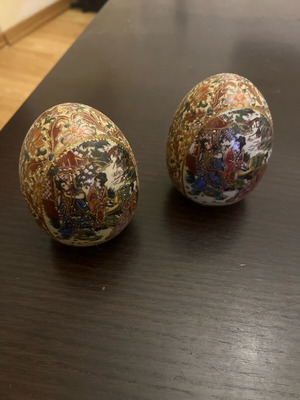 Pair of vintage Satsuma-style porcelain decorative eggs like new