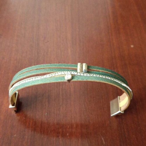 Bracelet with metal clasp like new
