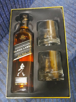 Комплект от 10 чаши Johnnie Walker Black Label и бутилка уиски нови