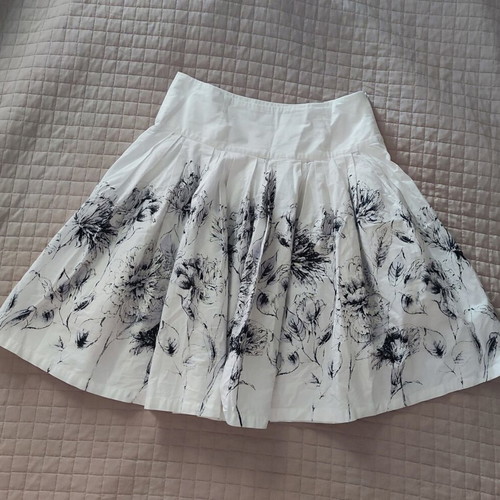 Skirt Lilly.It like new, black and white, size L