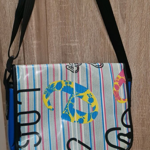 Crossbody bag like new, blue multicolor, with multiple pockets