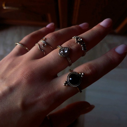 Rings like new with elegance and dark vibes