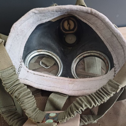 Hungarian Army M75 Gas Mask like new with case without filter