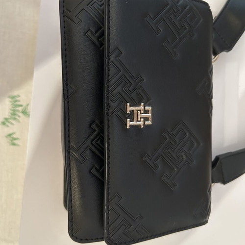 Tommy Hilfiger crossbody bag like new, adjustable strap, black
