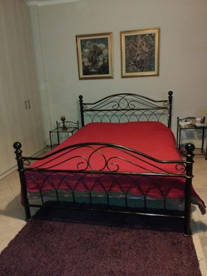 Metal bed 1.60 x 2.00 with 2 metal nightstands like new, no mattress