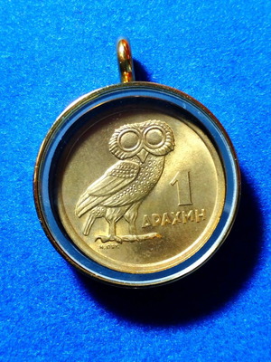 Επίχρυσο Μενταγιόν με θήκη και Ελληνικό νόμισμα 1 δραχμή 1973 Β καινούργιο