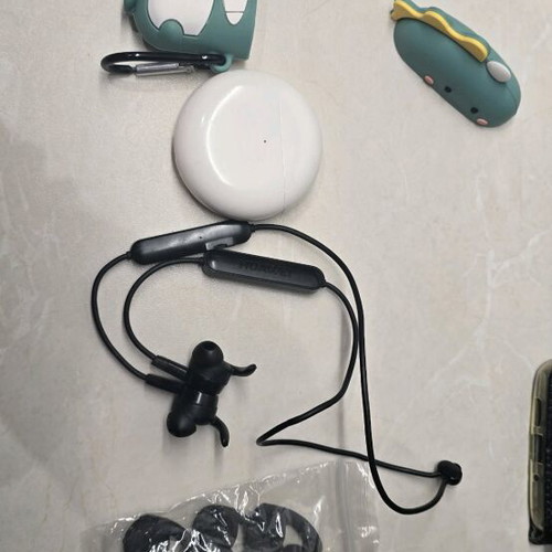 Huawei P30 Pro used with 5 cases, 2 headphones, charger, and box