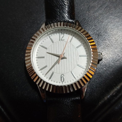Women's watch used with working battery