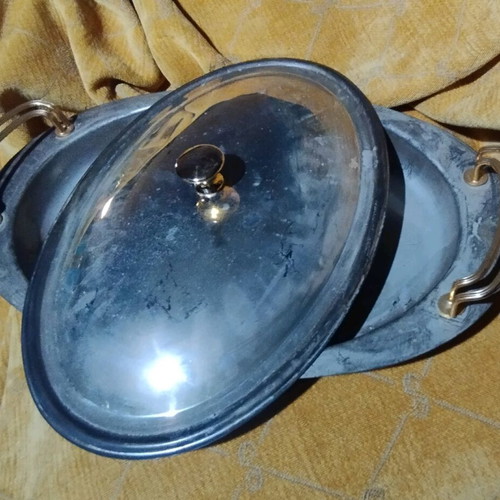 Oval Pyrex base like new with lid and tray