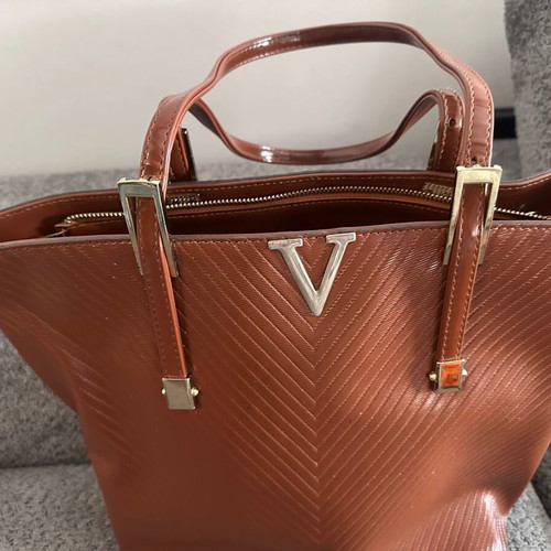 Shoulder bag like new with spacious compartments