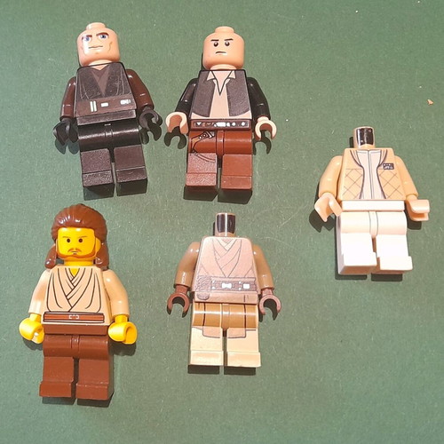 Lego Star Wars figures and parts used, pack