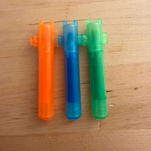Set of 3 highlighter pens like new, joined with caps