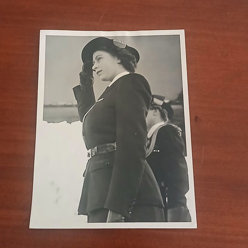 Vintage photo of Queen Elizabeth II used, authentic press clipping
