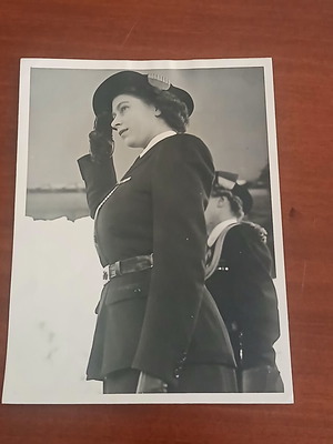 Vintage photo of Queen Elizabeth II used, authentic press clipping