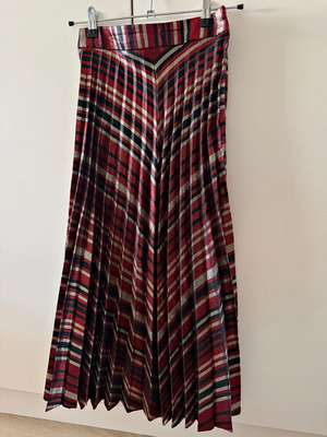 Zara skirt with shiny effect size XS like new, red