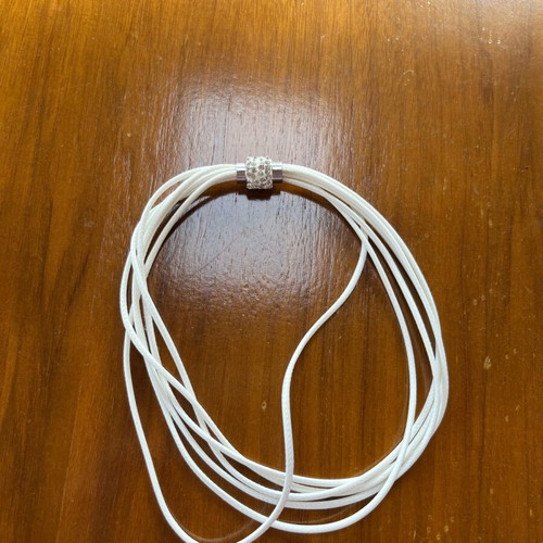 Necklace in white color like new