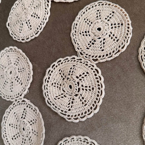 Handmade lace beige, like new, 9cm