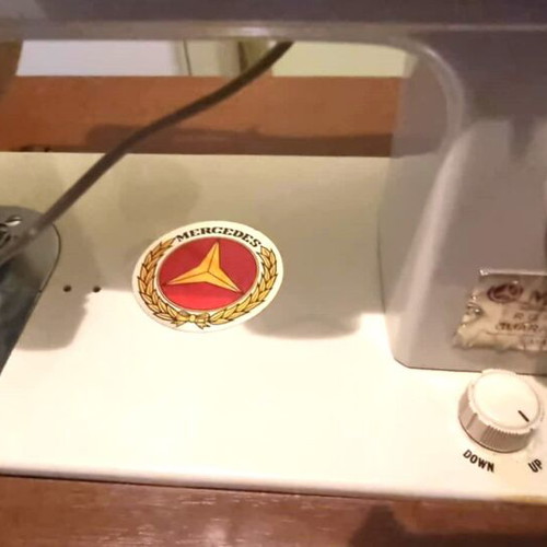 Mercedes sewing machine like new with table base