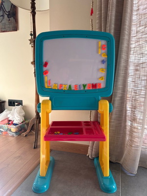 Εκπαιδευτικός πίνακας σαν καινούργιος με μαγνητικά γράμματα και θήκες