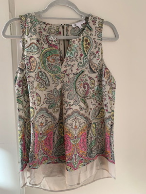 Sleeveless beige paisley top like new