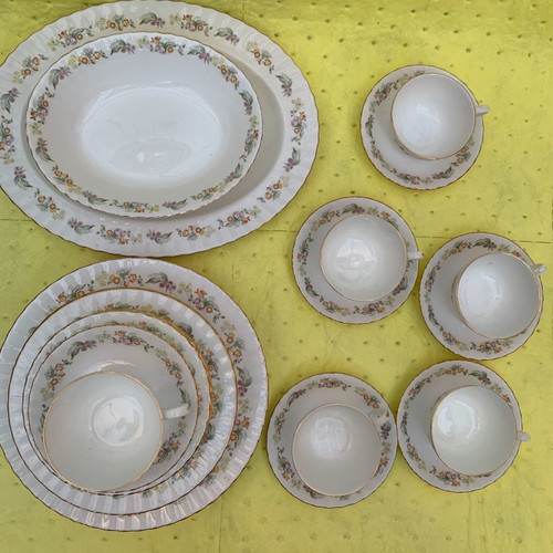 Royal Kent 32-Piece Dinner and Tea Set like new