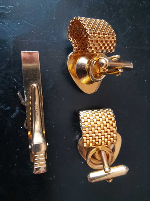 Jewelry set with 2 gold cufflinks and 1 tie clip, Australia 1970-80