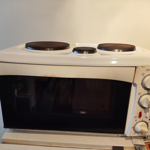 Oven with three hotplates, used, compact size
