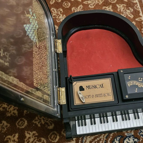 Musical piano jewelry box like new