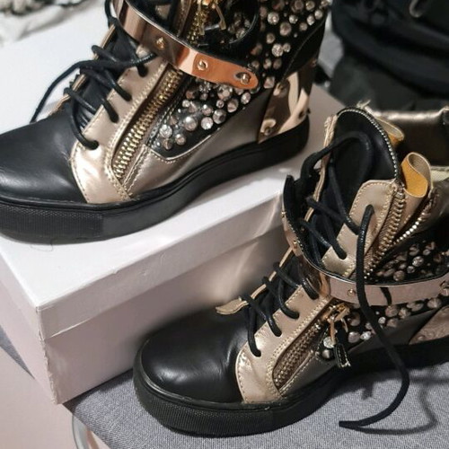 Sneakers with studs and gold details like new
