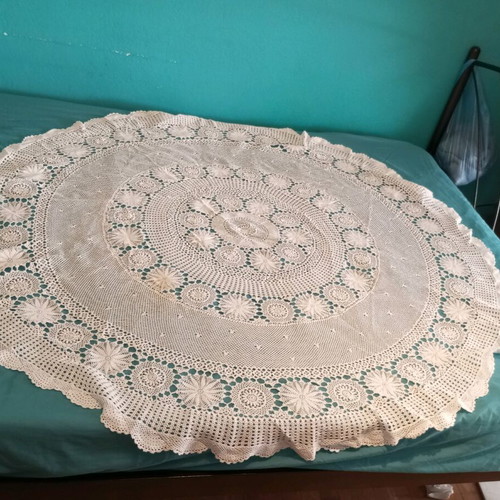 Handmade crochet round tablecloth 1.5 meter like new