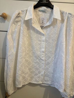 Бяла бродирана риза нова, размер medium