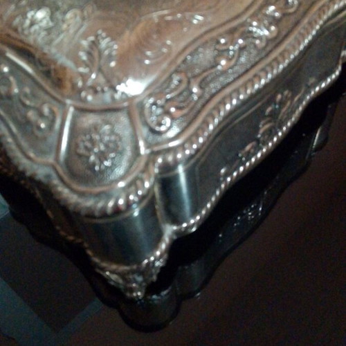 Jewelry box like new, silver color