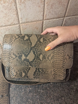 Shoulder bag like new with embossed snake pattern, black and green