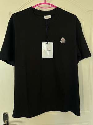 Moncler тениска като нова, малка, черна, с лого