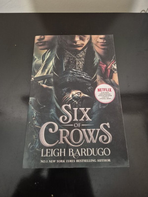 Six of Crows by Leigh Bardugo English edition like new