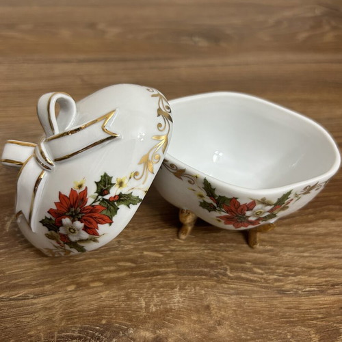 Porcelain decorative box Quality Limoges Christmas, like new