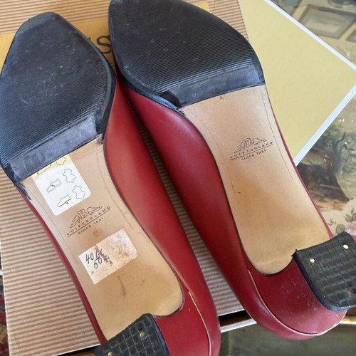 Bally leather pumps new, size 38, burgundy with gold detail
