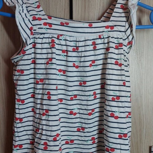 H&M girls' set like new, white and red blouse with shorts
