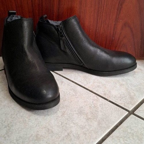 Black short ankle boots Y.E.S shoes new size 39