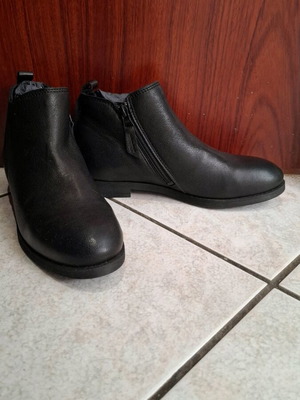 Black short ankle boots Y.E.S shoes new size 39