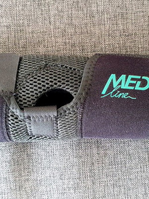 Elastic knee brace with hole Medline like new
