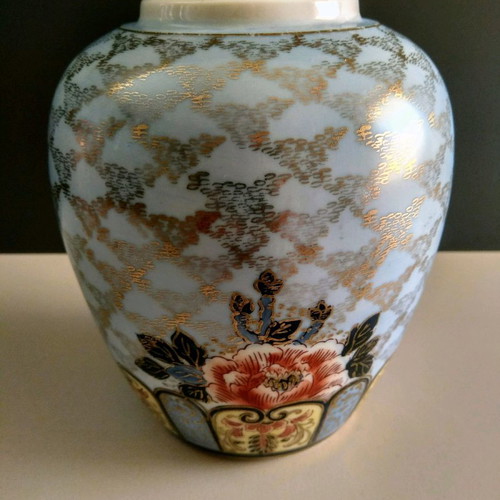 Porcelain vases used, Kutani 17 cm and Gold Peony 13 cm